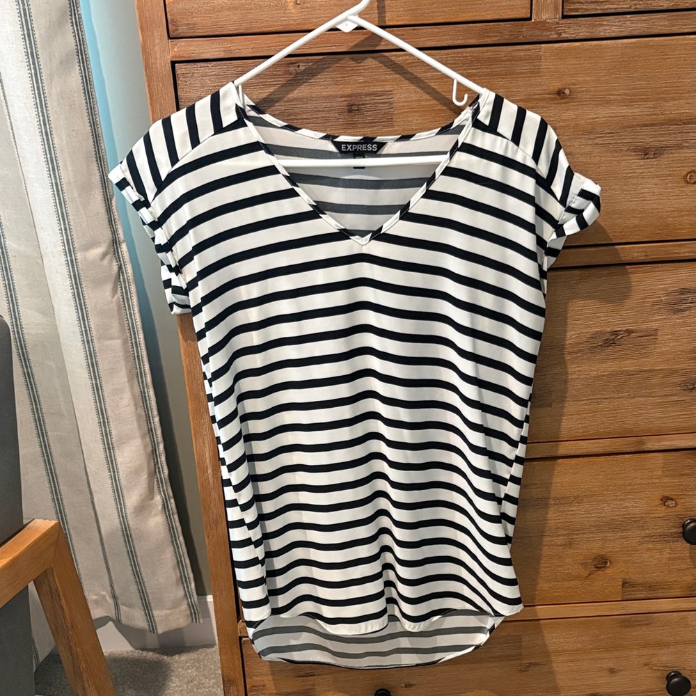 Express Striped V-Neck Tee in Black and White
